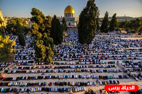 عشرات الآلاف يؤدون صلاة الجمعة في الأقصى